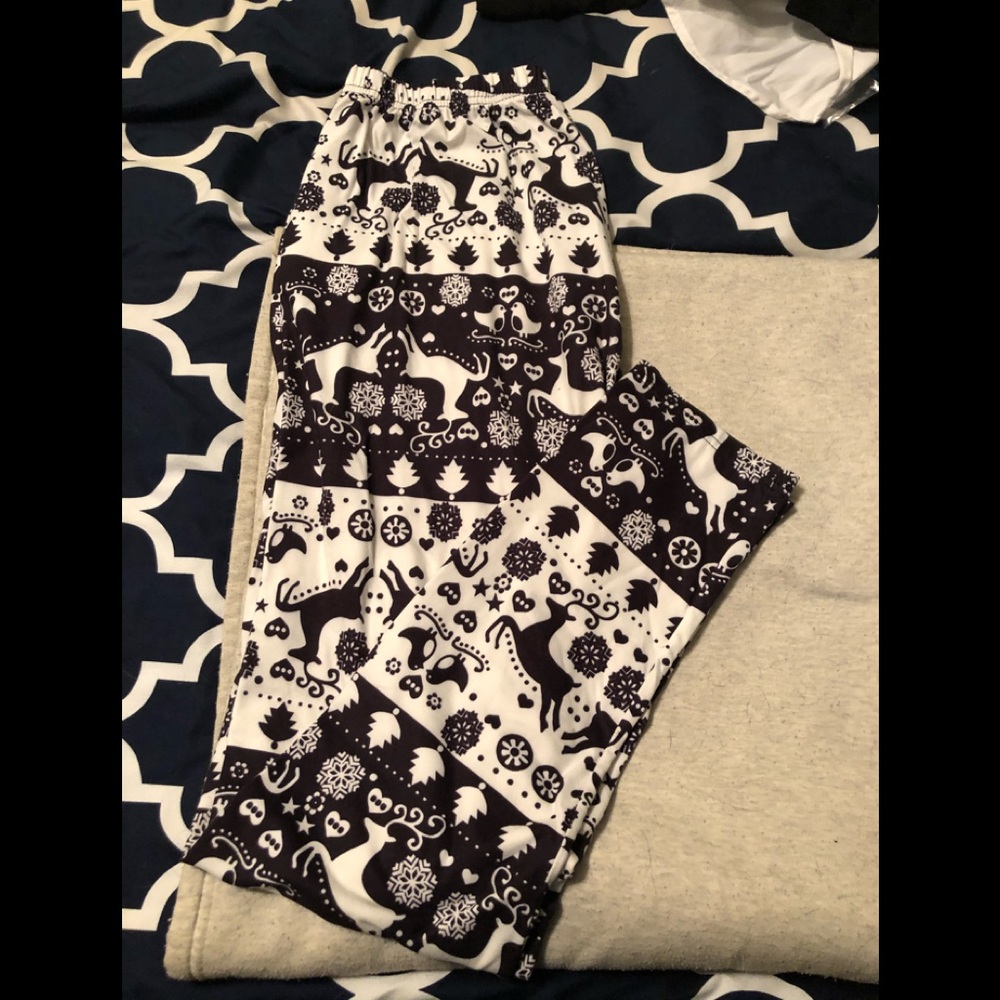 Black and white reindeer printed leggings.
